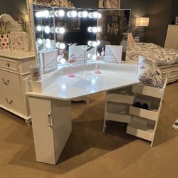 Lorybelle Vanity Set