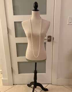 This single-strand pearl necklace is a classic "opera" or "rope" style accessory, typically vintage, depending on its overall length. Based on the ima