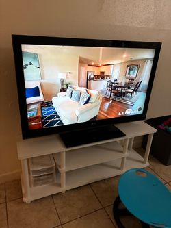 Tv 47in with stand