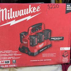 Milwaukee M18 18V Lithium-lon PACKOUT 6-Port Rapid Charger • (199)
