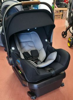 Nuna Pipa infant car seat w base