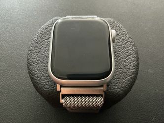 Apple Watch Series 9 On Bracelet