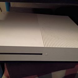 Xbox One S 1TB Bundle – 2 Wired Controllers + 5 Games + Cables – $200 (Firm)
🎮 Plug & Play Gaming Setup – Everything You Need