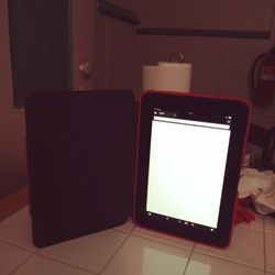 KINDLE FIRE.  10 INCH. TABLE. WI3 COVER. WITH. CHANGE.  PERFECT. CONDITION