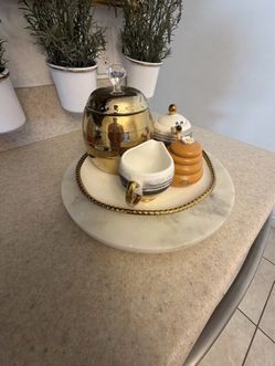 Set de Bandeja Decorativa Mármol y Dorado, Cafetera, Cremera y Mielero con Abeja