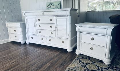 Dresser And Nightstands Set (2)
