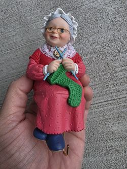 Hallmark Mrs. Santa Stocking Hanger 1988 – Vintage Christmas Mantel Holder – 5” – Knitting Figurine with Box