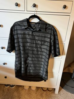 Quicksilver mens short sleeve button down shirt. Size medium.