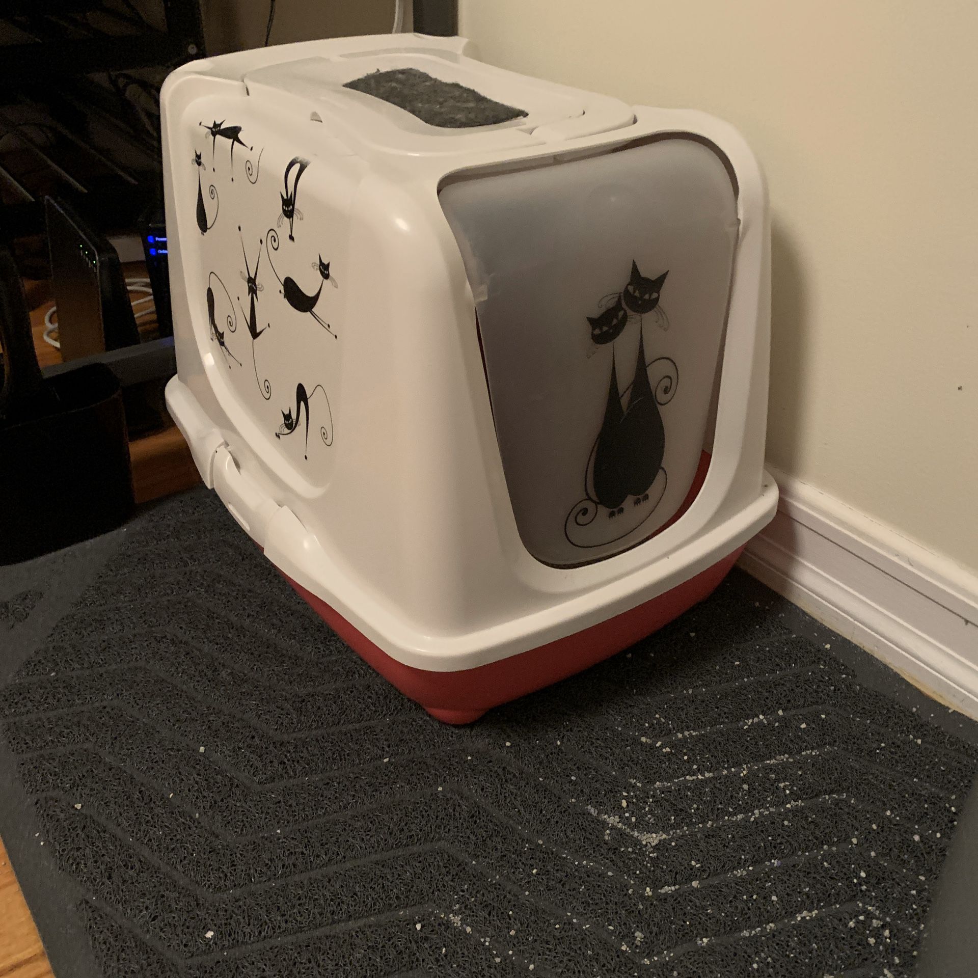 Cute litter box with litter collector mat and scooper