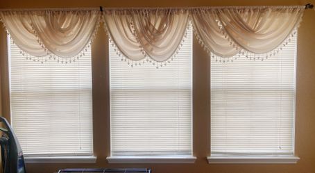 5 White Window Blinds (4 white blinds 34.5”W, 1 small blind 22.5W)