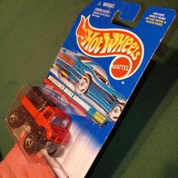 HOT WHEELS MERCEDES-BENZ UNIMOG