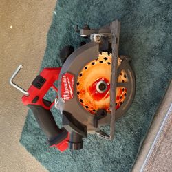 Milwaukee M18 Fuel 18V 7 1/4 Saw