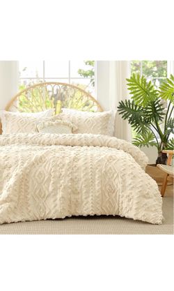King three-piece comforter set ￼