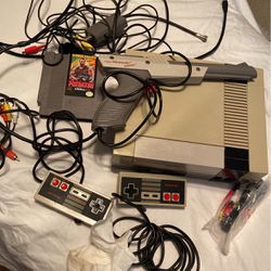 1985 Vintage Nintendo Game System 2 Games Included 