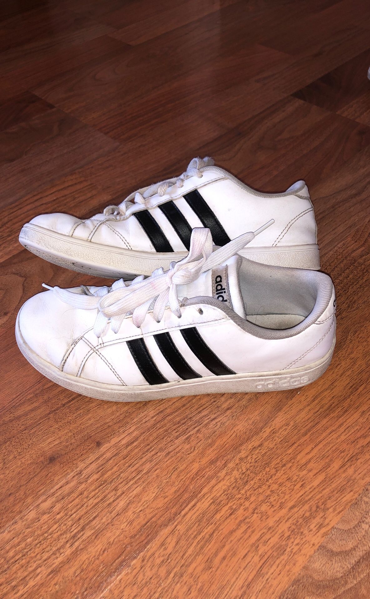 ADIDAS YOUTH SZ. 4 black stripes