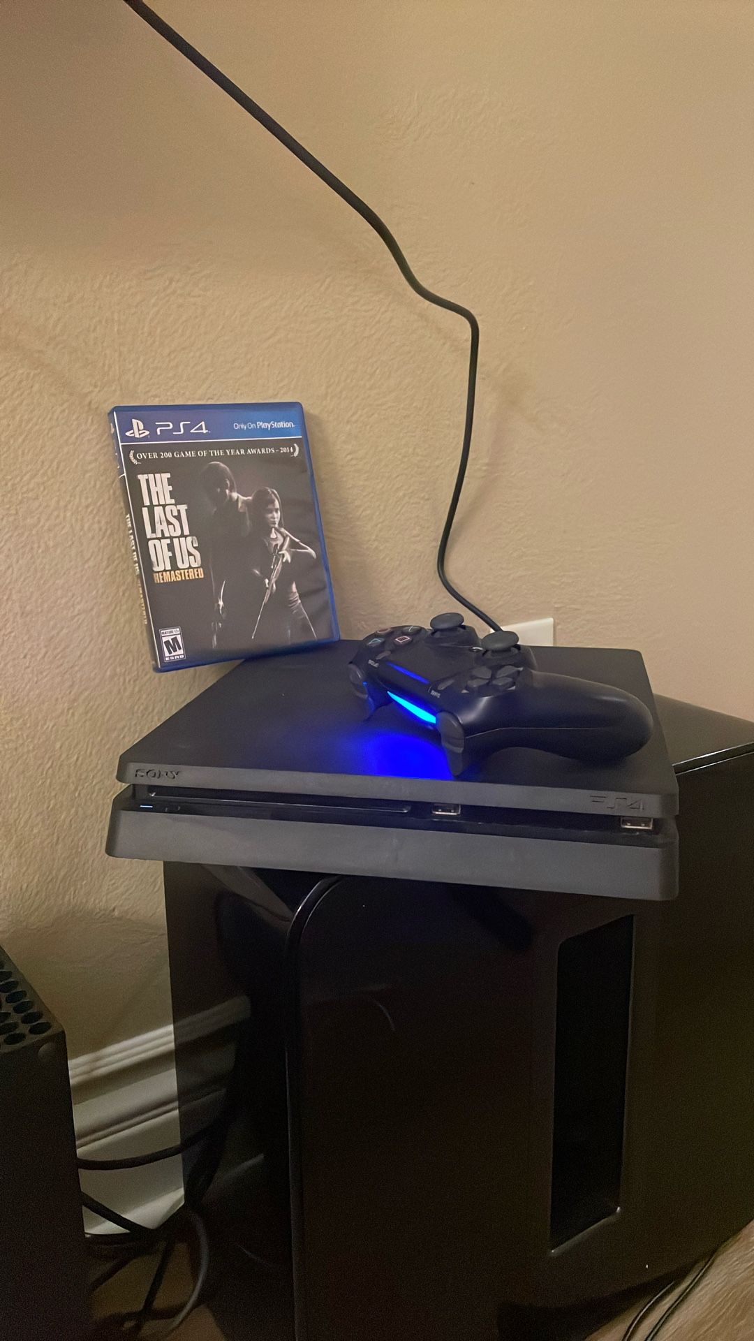 Ps4 With Last Of Us Video Game & Wireless Charger