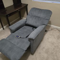 La-Z-boy lift chair recliner (in great condition)