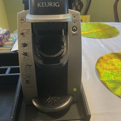 BEAUTIFUL KEURIG COFFEE MAKER WORKS GREAT 