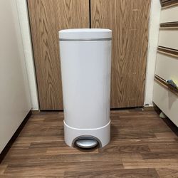 Munchkin step Diaper Pail