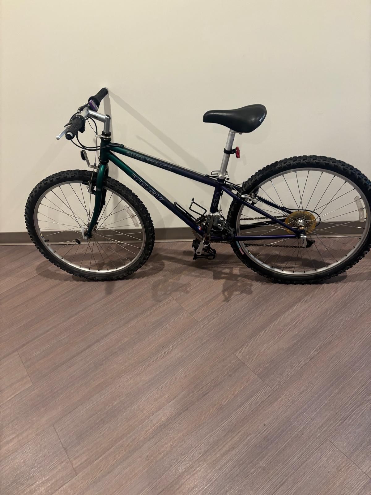 Kids Vintage Trek Mountain bike Track 930... with 21 speed .. $100