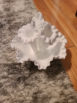 FENTON MILK GLASS/flower Holder