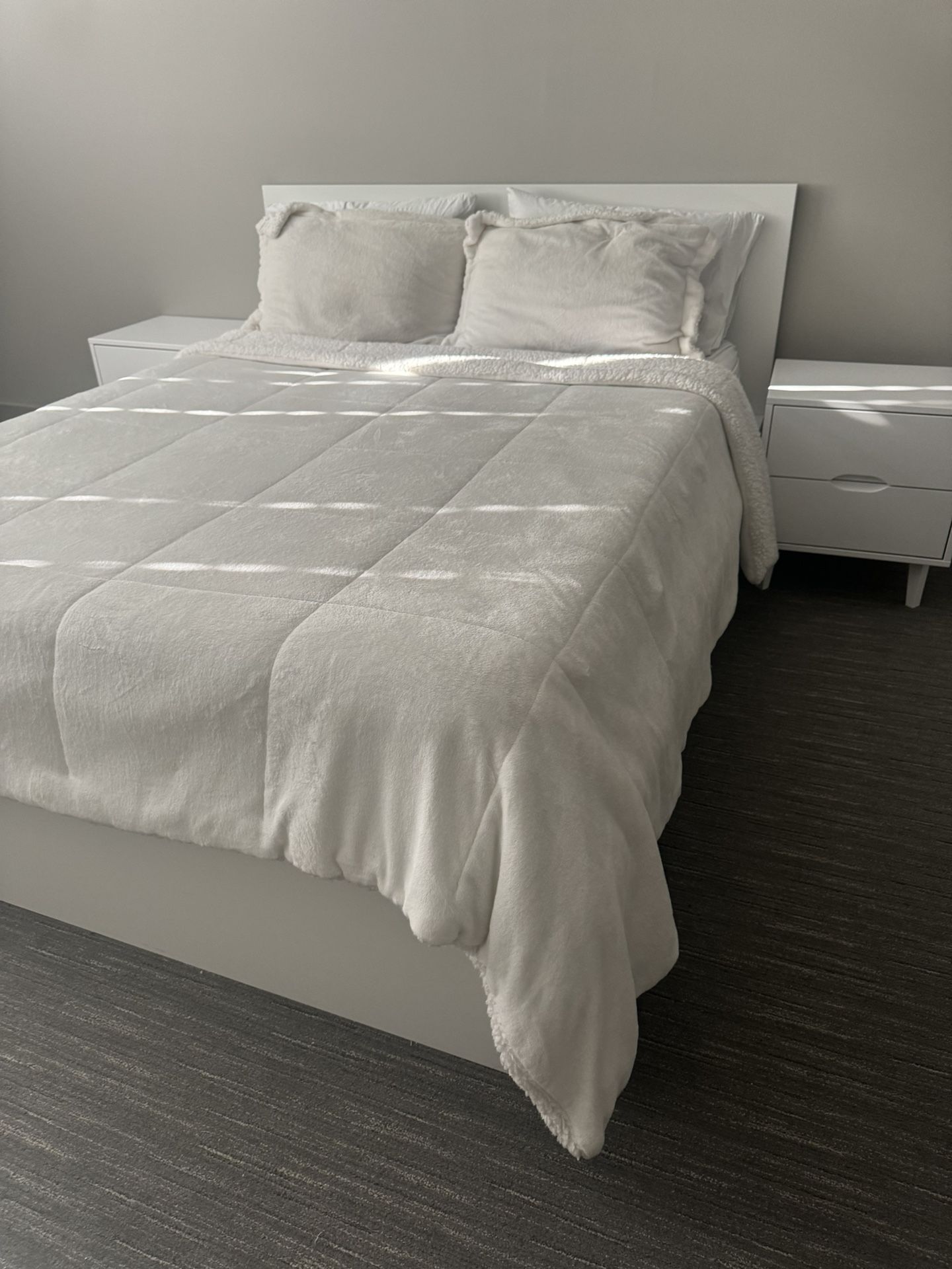 White Bed Set w/ Dresser + 2 Nightstands (Mattress/Box Spring Included)