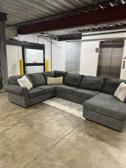 *Free Delivery*🚚 Modern Dark Gray Performance Velvet Sectional!