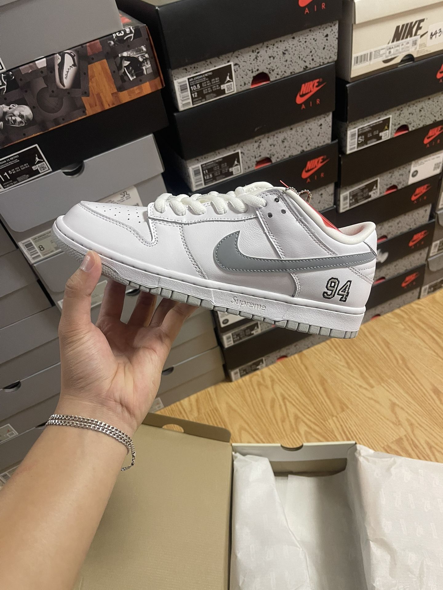Dunk low SB supreme 94 White Metallic Silver 2025