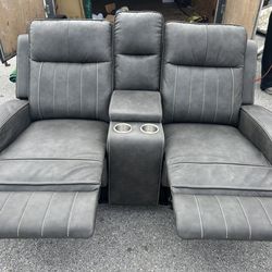 New Reclining loveseat (Delivery available)