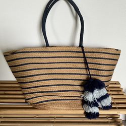 Women's bag made of straw, fabric trim inside.  