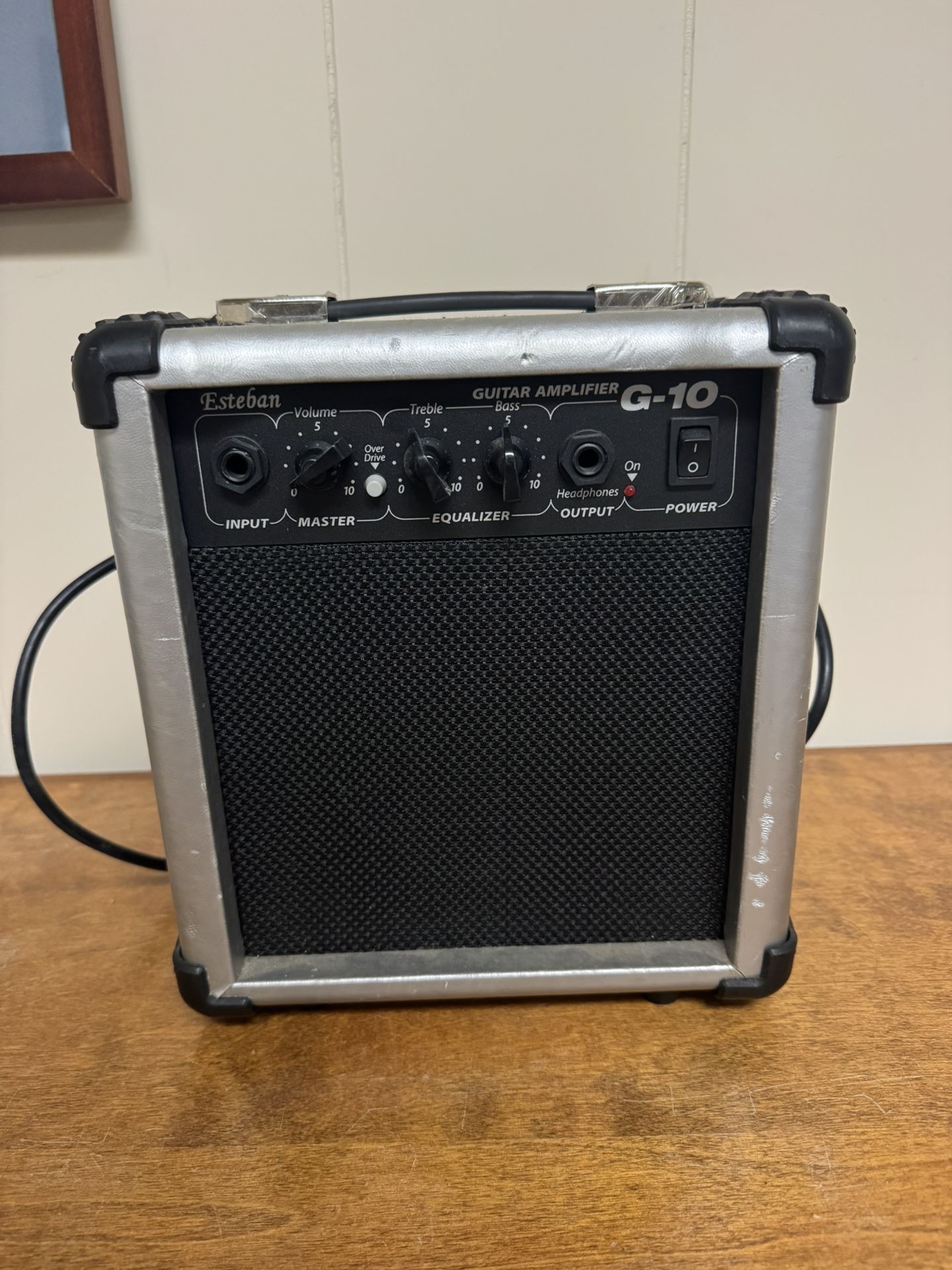 Esteban G-10 Guitar Amplifier 120V 60Hz Portable Audio Equipment Silver Tested