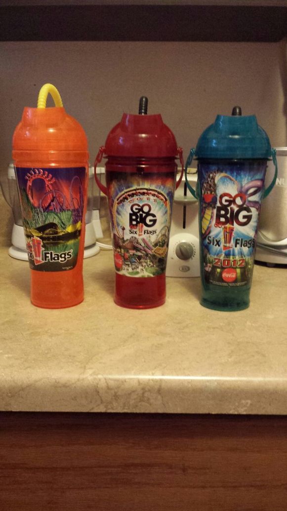 Six Flags souvenir cups - Vasos de recuerdo de Six Flags