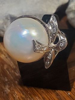 ABSOLUTELY GORGEOUS NATURAL DIAMOND AND PEARL SOLID PALLADIUM RING SIZE 5. VERY OLD BUT IN REALLY AWESOME CONDITION. VERY CLOSE TO "LIKE NEW" 
