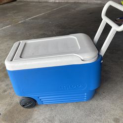 Igloo 38 QT. Cooler with Tow Handle & Wheels
