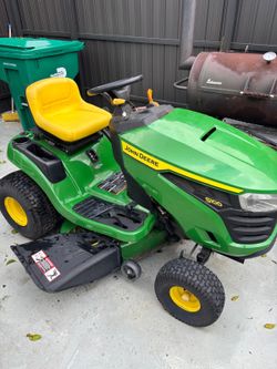 Law  mower John deere