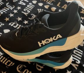 10.5 D Hoka Running Sneakers Arahi 8