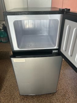 Anukis compact fridge