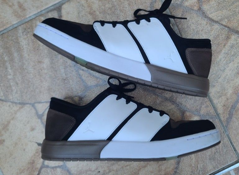 JORDAN men Shoes Size 11, Like New