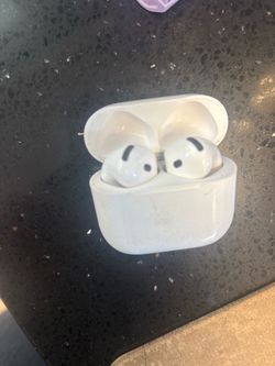 Apple AirPods (1st or 2nd Generation) – Works Great! 💬