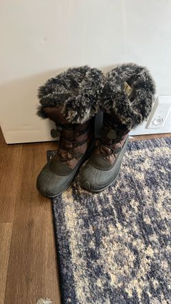 Kamik Women's Momentum 3 winter boots featuring a distinctive brown waterproof