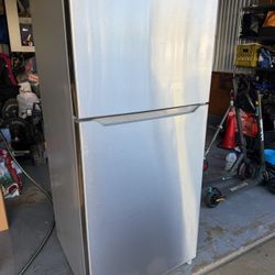 Insignia 18 cu. ft. Top-freezer Refrigerator 