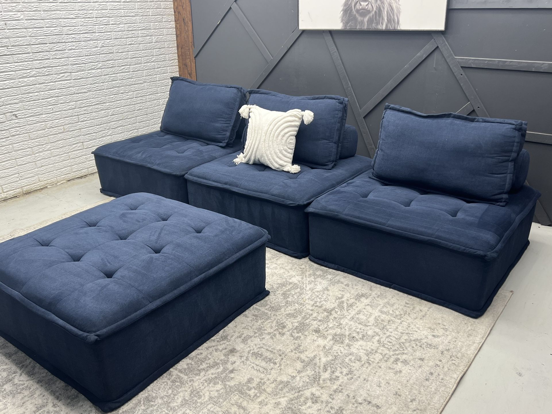 NFM! 4 Piece Modular Sectional (Free Delivery)!π