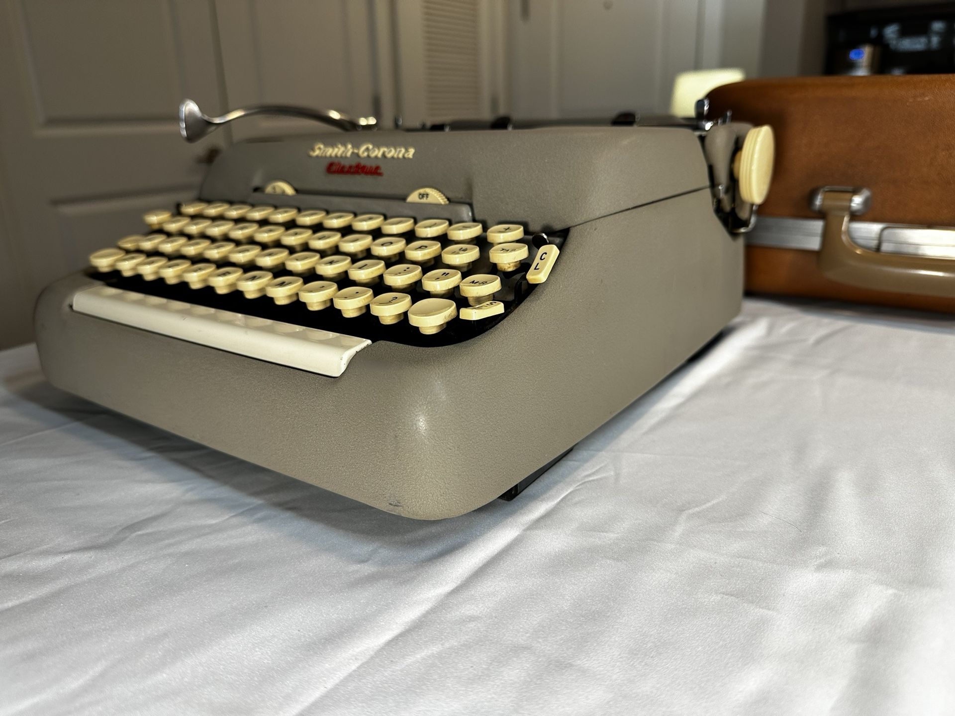 Vintage Smith Corona 5TE Electric Typewriter 1960 Elite Script Font Type Writer