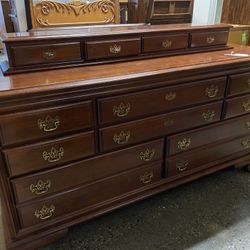 Cherry 8 Drawer Provincial Handle Double Wide Dresser w/ 4 Drawer Jewelry Storage (Missing One Pull Knob)