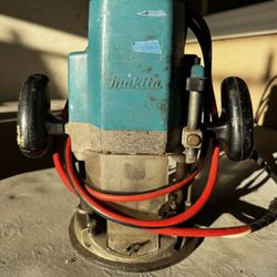 Makita 3612C plunge router