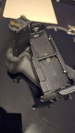 Genuine Canon BG-E9 Battery Grip for EOS 60D - Excellent Condition
