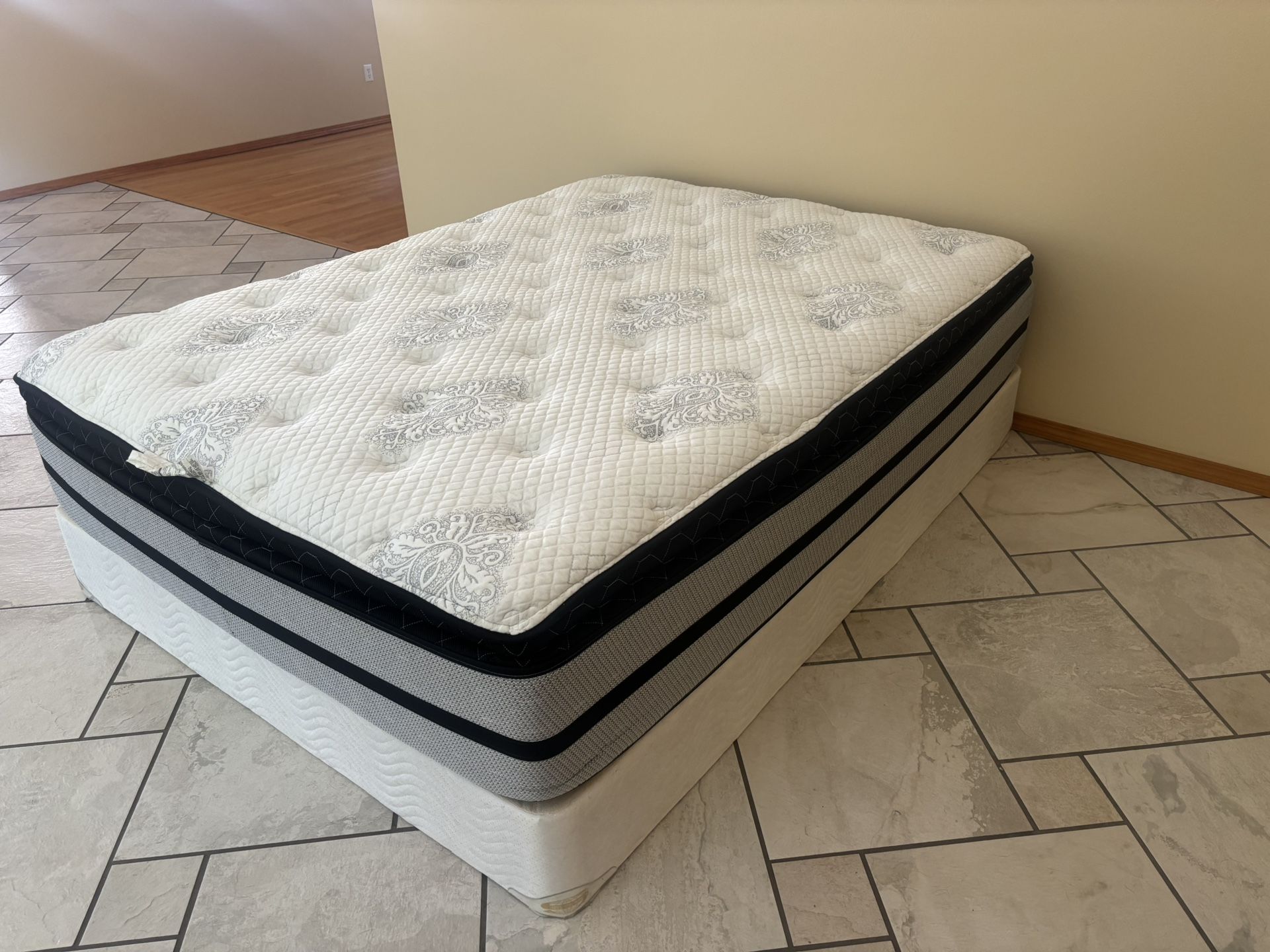 Hampton and Rhodes Ultra Plush Queen Mattress