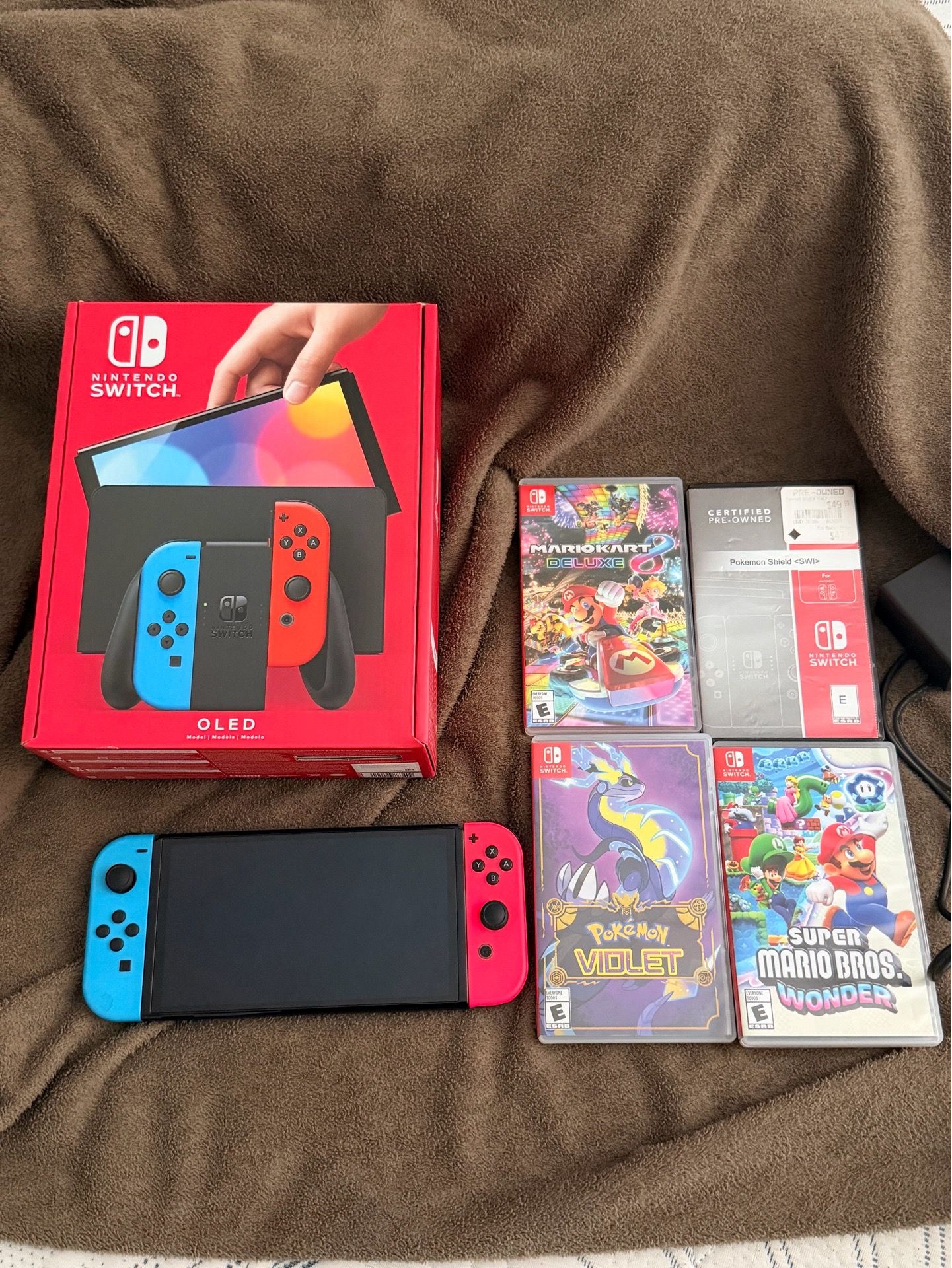 Nintendo Switch OLED + Mario Kart + Pokémon + Mario Wonder