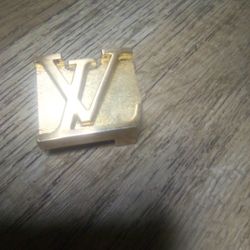 Louie V BUCKLE