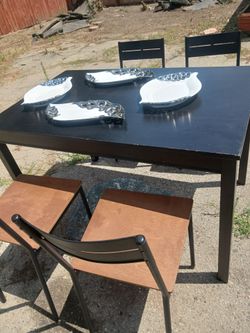 Mesa 4 sillas usadita 4 platos